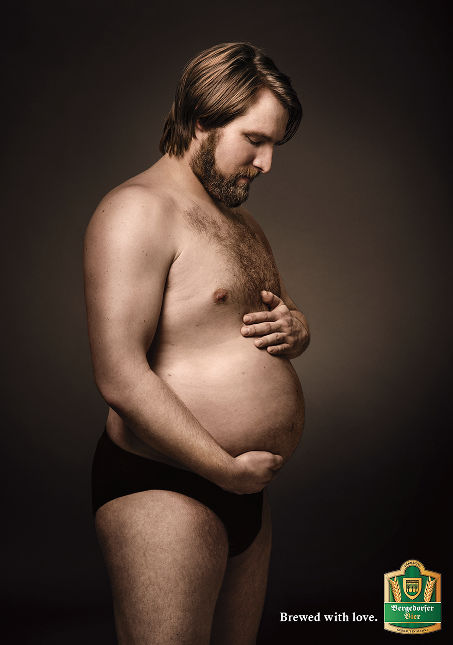 Anuncio de cerveza con hombres embarazados