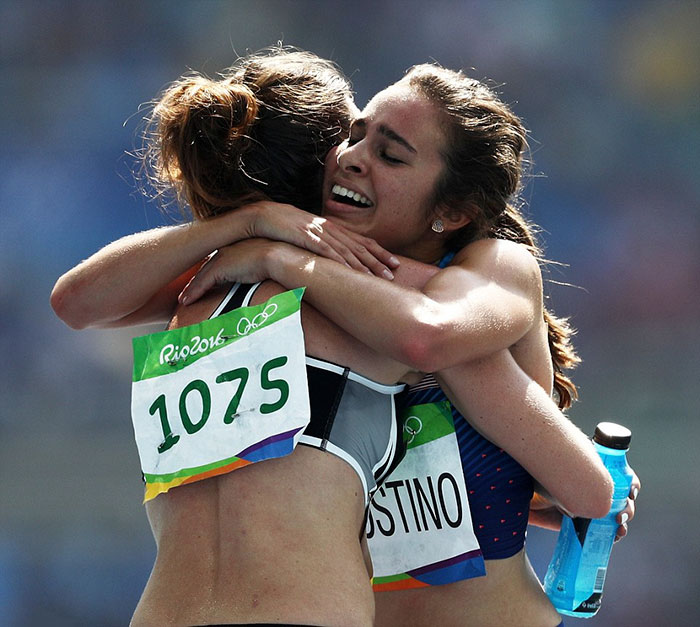 Dos atletas se ayudan en los Juegos Olímpicos