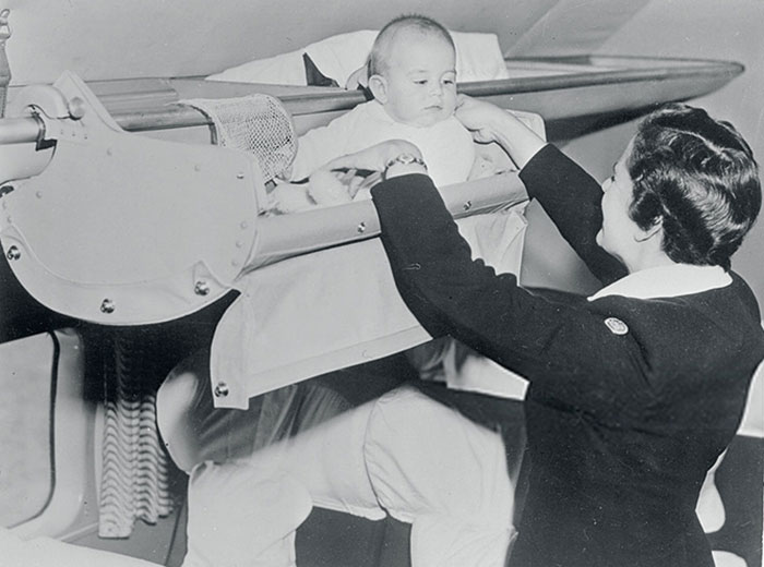 Así viajaban los bebés en los aviones en los años 50 