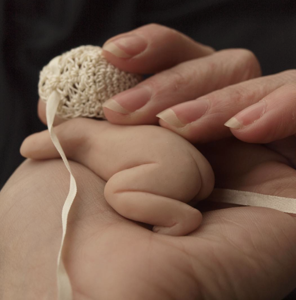 Artista hace bebés en miniatura