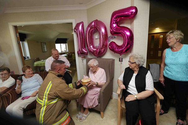 Anciana pide un bombero por su 103 cumpleaños