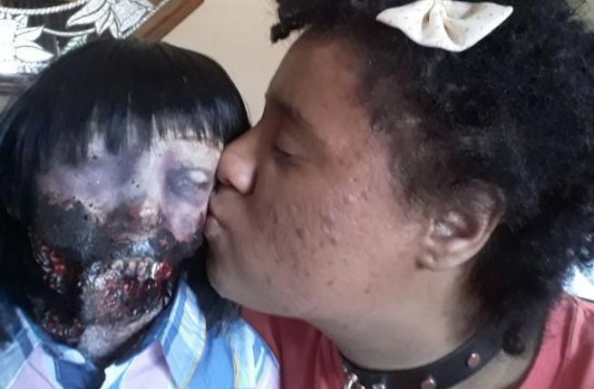 Una mujer se casa con su muñeca zombie