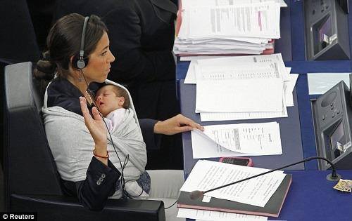 Licia Ronzulli, eurodiputada que lleva a su hija al parlamento
