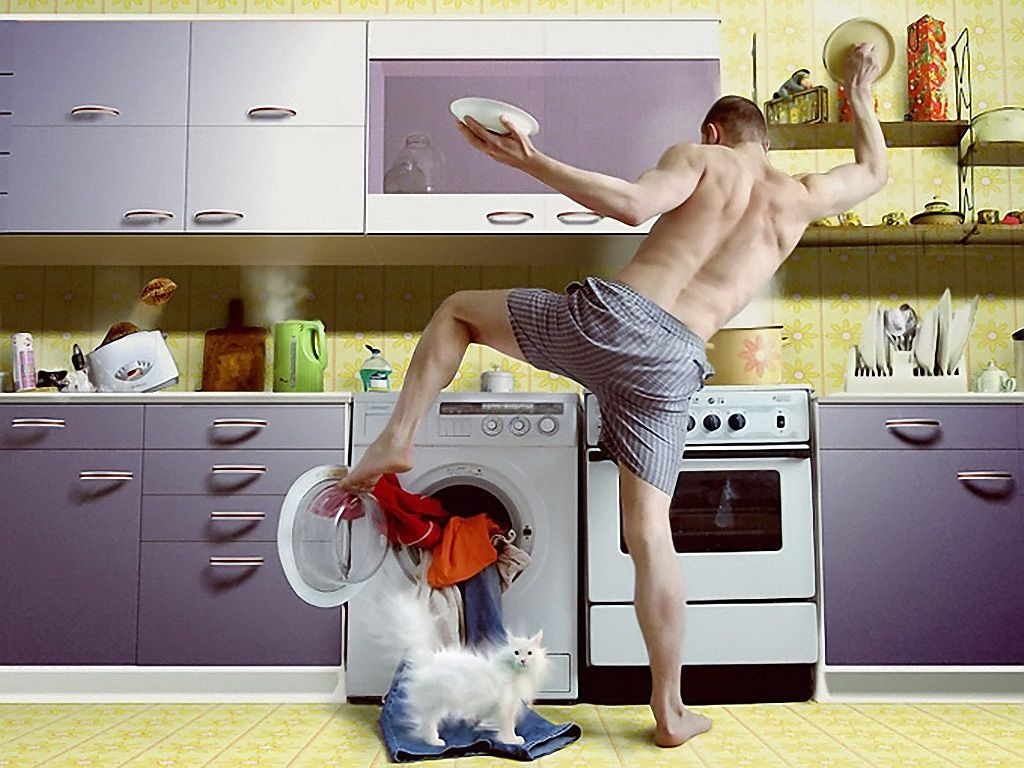 Hombre haciendo tareas domésticas