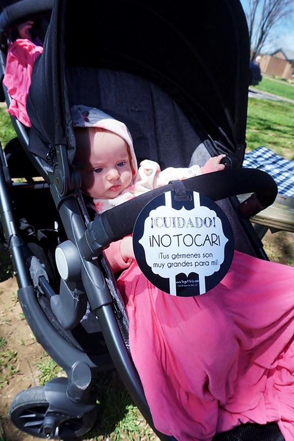 Bebés con carteles de "no tocar"