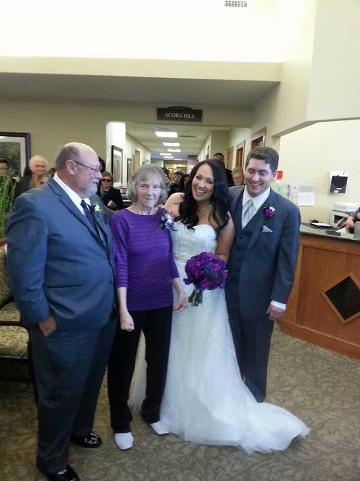 Novia celebra su boda en el centro de su madre con Alzheimer