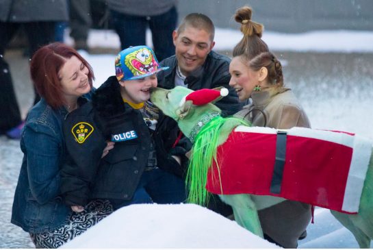 Adelantan la Navidad por un niño con cáncer