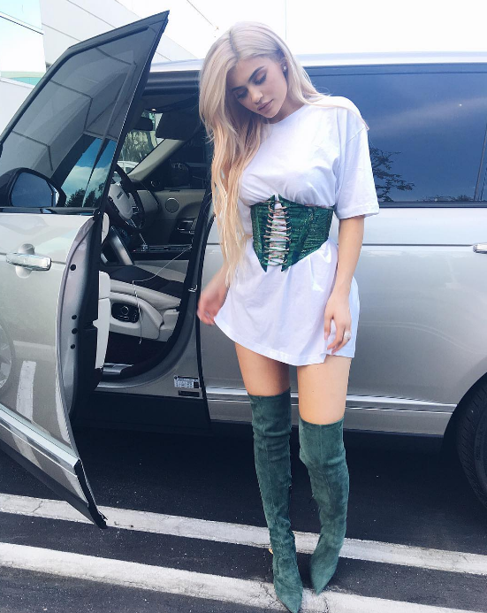 Tendencia camiseta y corset de Kylie Jenner