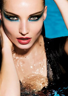 Maquillaje waterproof, estupenda a la orilla del mar