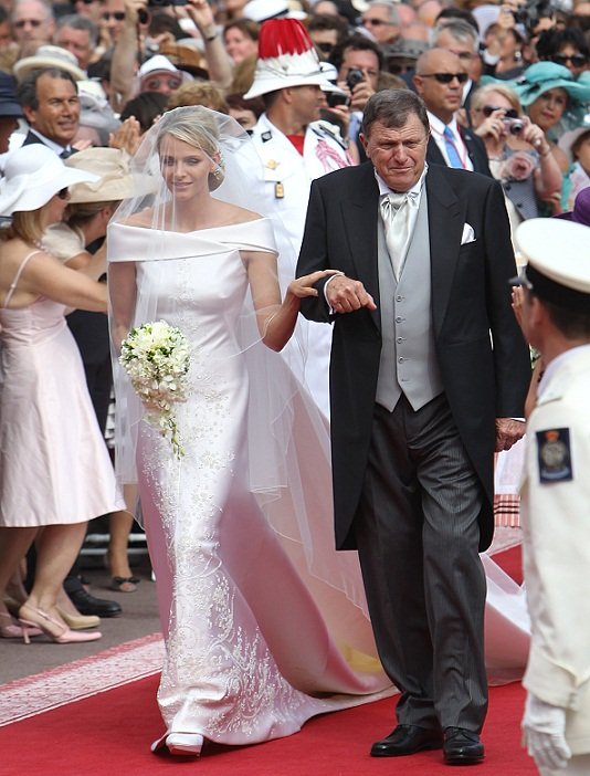 Charlene de Armani en la ceremonia religiosa