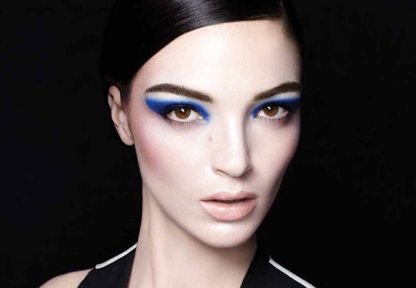 Nars se encarga de maquillar los ojos de azul