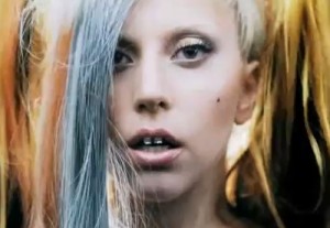 Lady Gaga se atreve con los dientes de diamante en el desfile de Mugler