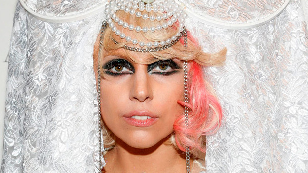 Lady Gaga arremete contra la cirugía estética