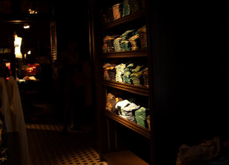 La mala iluminación de las tiendas Hollister causan estragos entre los clientes