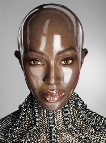 Naomi Campbell convertida en un robot
