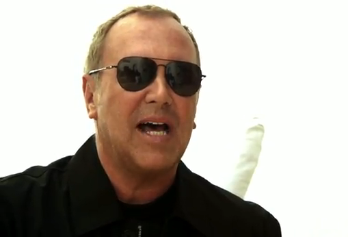 La fragancia homónima de Michael Kors cumple diez años