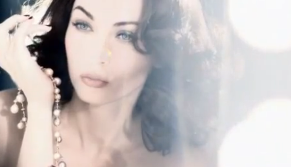 Megan Fox llena de glamour el último anuncio de Armani Beauty