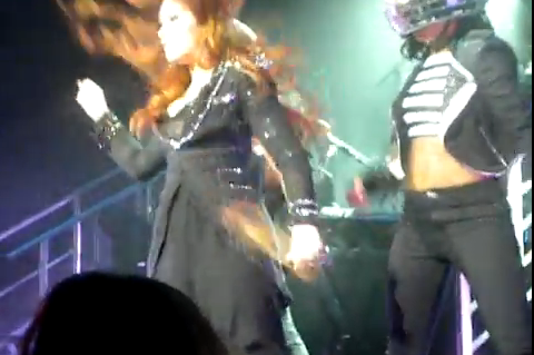 Demi Lovato, ¡Que te quedas calva en el escenario!