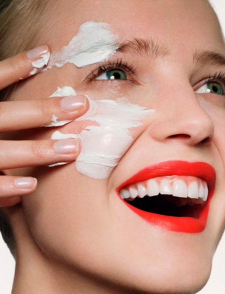 Un estudio revela que las mujeres prefieren dejar de comprar ropa antes que cosmética