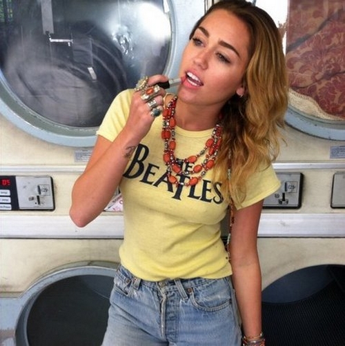 Miley Cyrus le hace publicidad (sin pretenderlo) a MAC