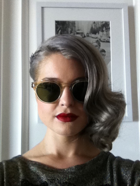 Kelly Osbourne con pelo gris y labios de la colección Viva Glam de MAC