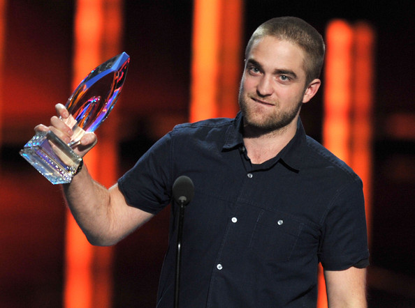 Robert Pattinson se rapa la cabeza y pierde el encanto