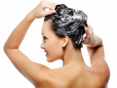 ¿Se te engrasa mucho el pelo? ¡Rota varios champús!