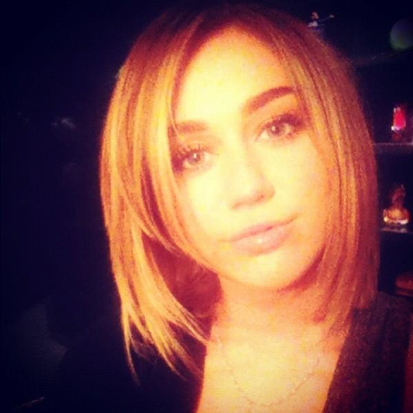 Miley Cyrus hace más corta su melena 