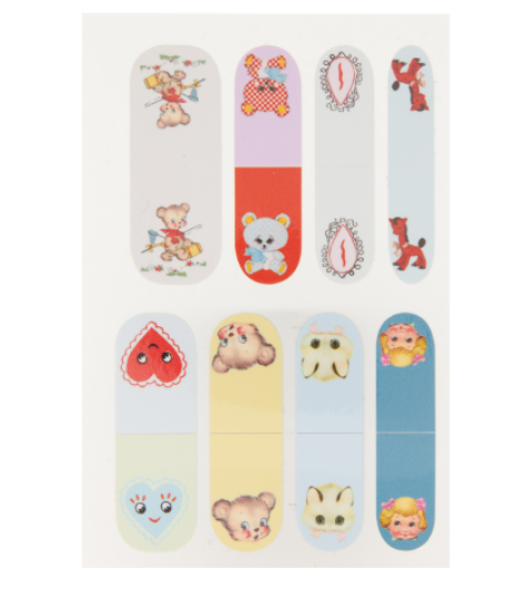 Estamos enamoradas de la manicura de Meadham Kirchhoff en pegatinas