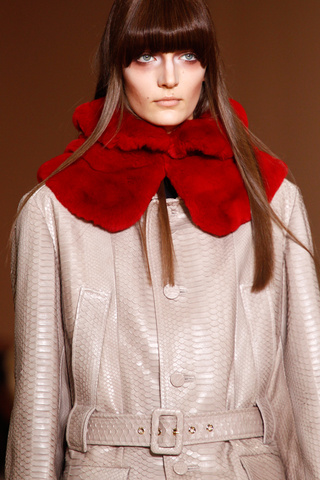 Dos flequillos muy distintos en los desfiles de Marni y de Versace