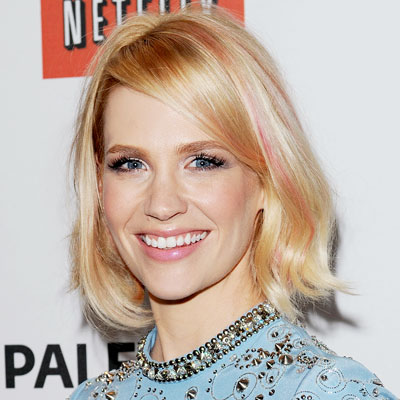 No hace falta ser una moderna para llevar mechas rosas ¡mira a January Jones!