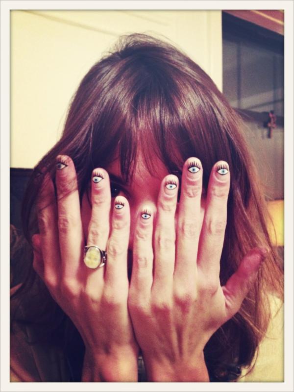 Alexa Chung y su manicura de ojos 