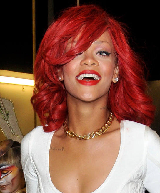 Rihanna quiere probar suerte con el color azul marino ¡en su pelo!