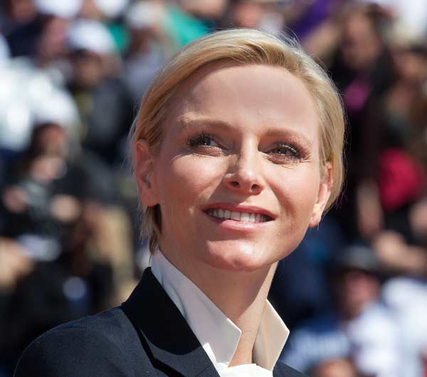 Charlene de Mónaco se corta el pelo y se echa 20 años de más 
