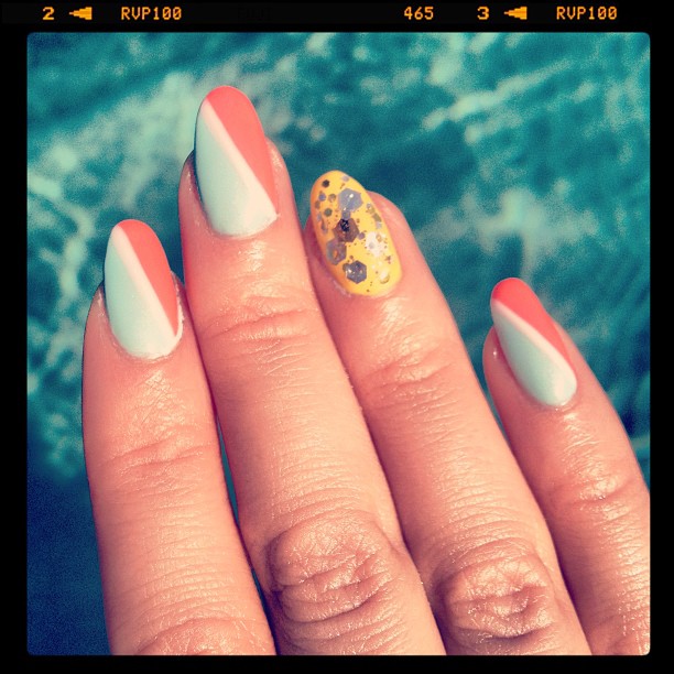 Katy Perry con una manicura con todos los colores de la temporada