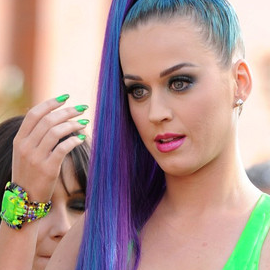 Katy Perry con la manicura a juego con su look para los Kids' Choice Awards