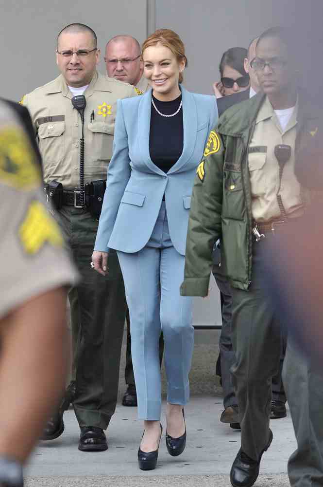 Nuevo estilismo de Lindsay Lohan para ir de juicios ¡ya es toda una experta!