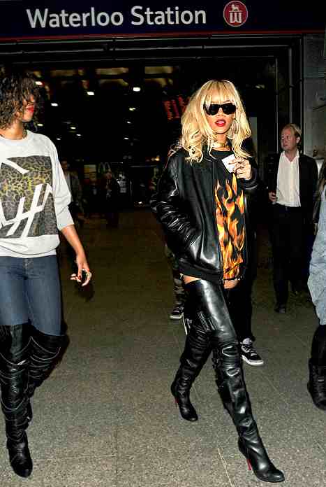 Rihanna se pasea sin pantalones por el metro de Londres