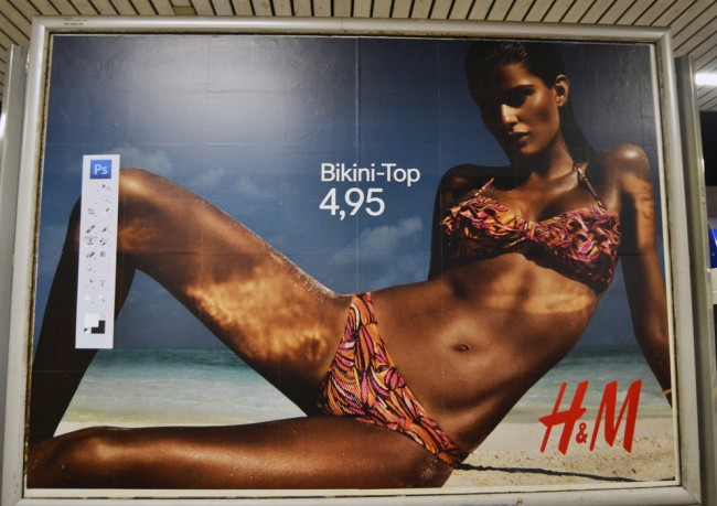 Un artista callejero critica el abuso de Photoshop en la campaña de bañadores de H&M