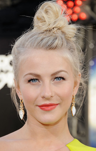 Peinado must: el moño que llevó Julianne Hough a la premier de Rock of Ages