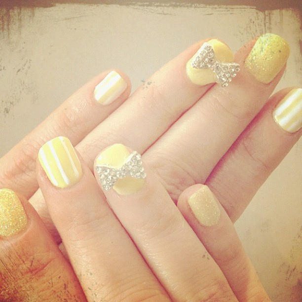 Mira la manicura tan original que llevó Zooey Deschanel a los Critics Choice Awards
