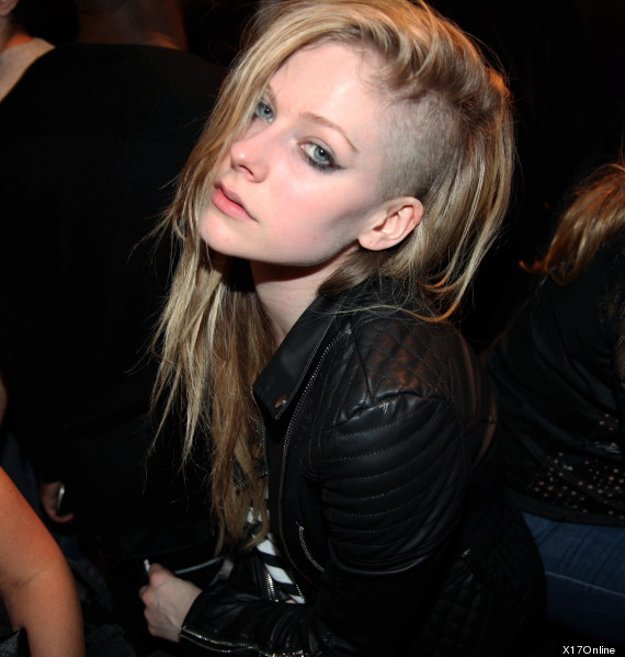 Mira que malota Avril Lavigne con su media cabeza rapada