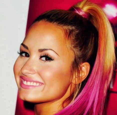 Demi Lovato también se anima a llevar las puntas del pelo rosas