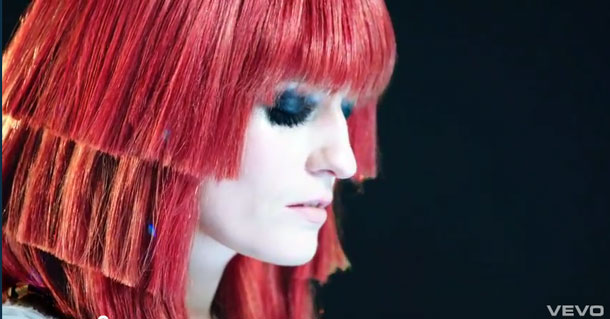 El pelo más loco de Florence Welch en su último clip, Spectrum