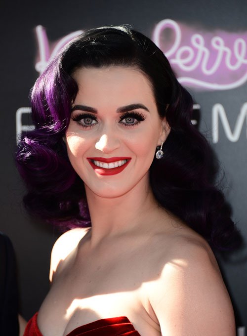Katy Perry apuesta por un look morado y rojo para el estreno de su película, Part of Me