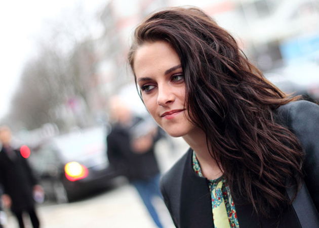 Kristen Stewart camino de la Semana de la Moda de París 