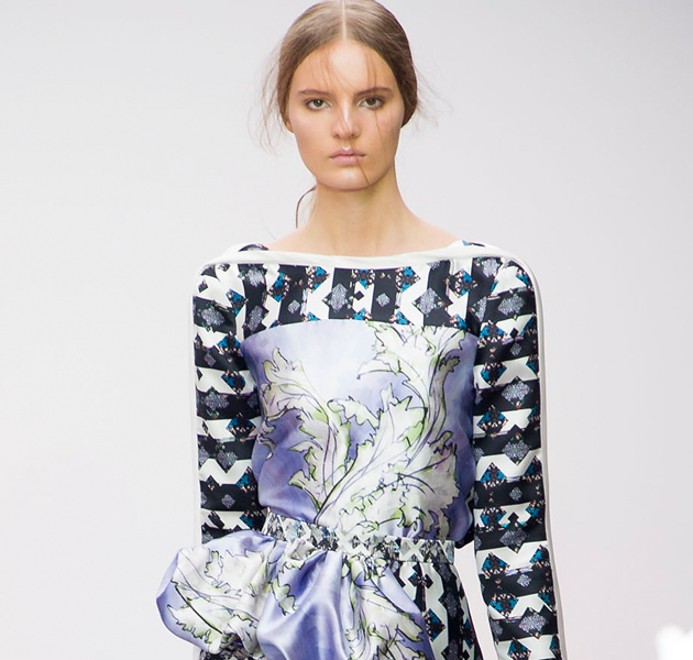 Rayas en medio y coletas despeinadas en el desfile de Peter Pilotto 