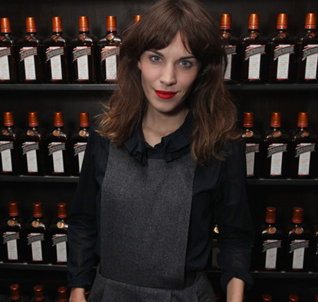 Los monos también son para el frío, mira a Alexa Chung