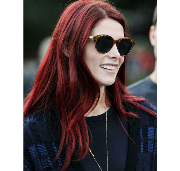 Ashley Greene nos sorprende con el pelo rojo