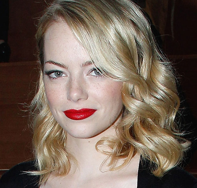 Emma Stone acude al desfile de Miu Miu ESPECTACULAR